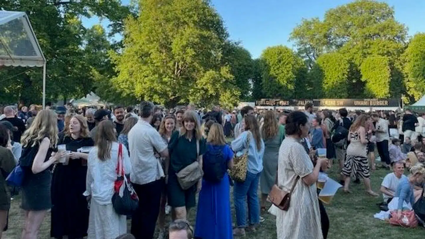 Køen strækker sig tværs gennem festivalpladsen og kan tage timer, hvis man eksempelvis kunne tænke sig noget flæskesvær.