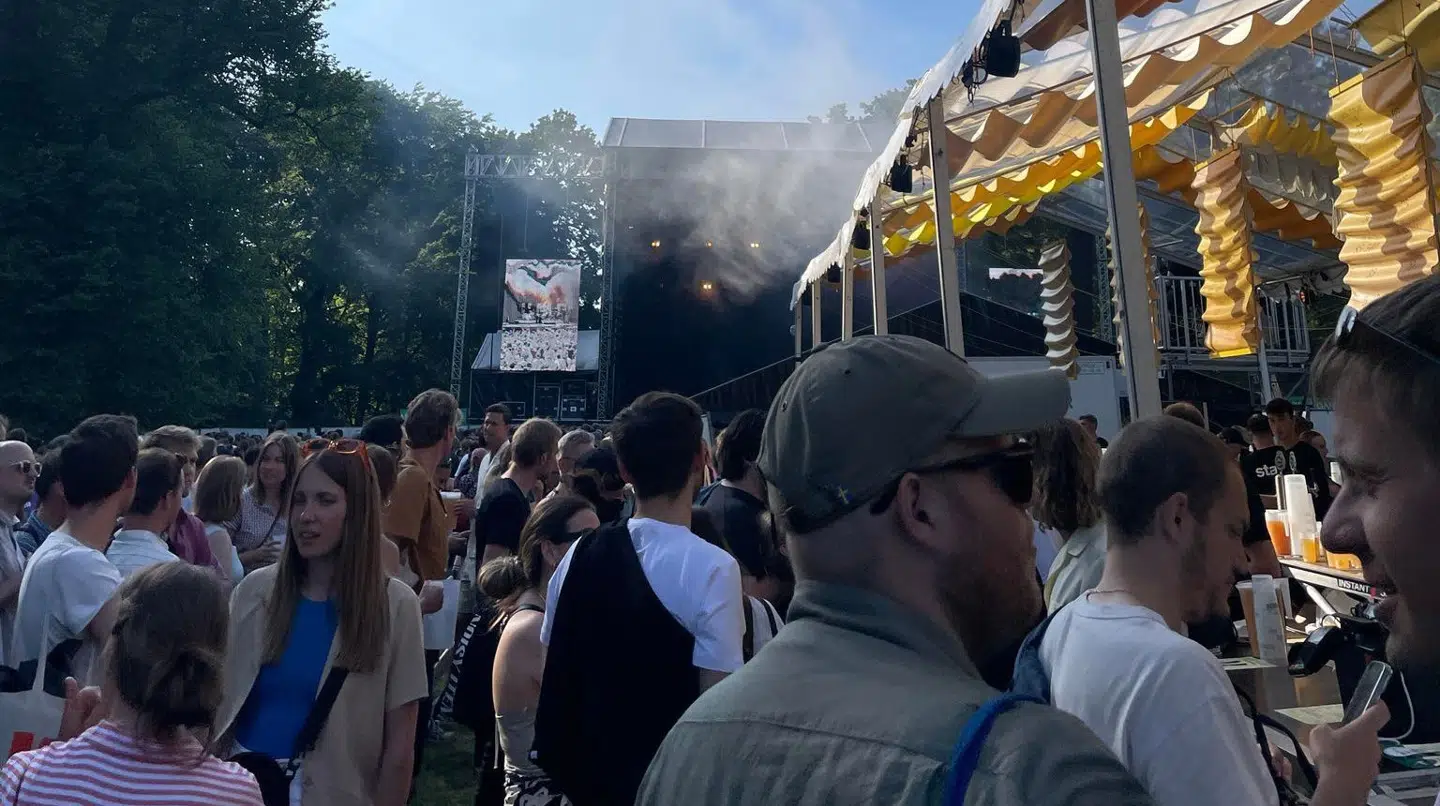 Gæsterne på festivalen Syd for solen kan ganske hurtigt få fadøl, men ved madboderne skal man gerne vente i en time på at blive betjent.