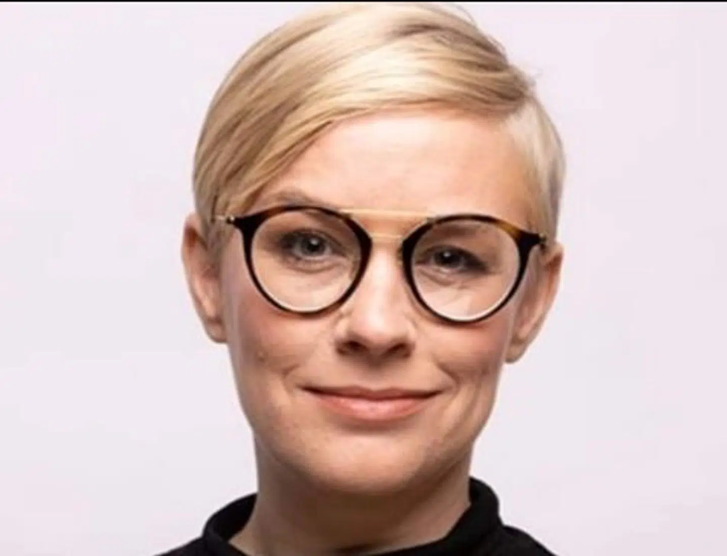 SF-politikeren Lotte Kofoed, der er rådmand i Frederiksberg Kommune, erkender, at hun nu og da må tisse på gader og i parker.