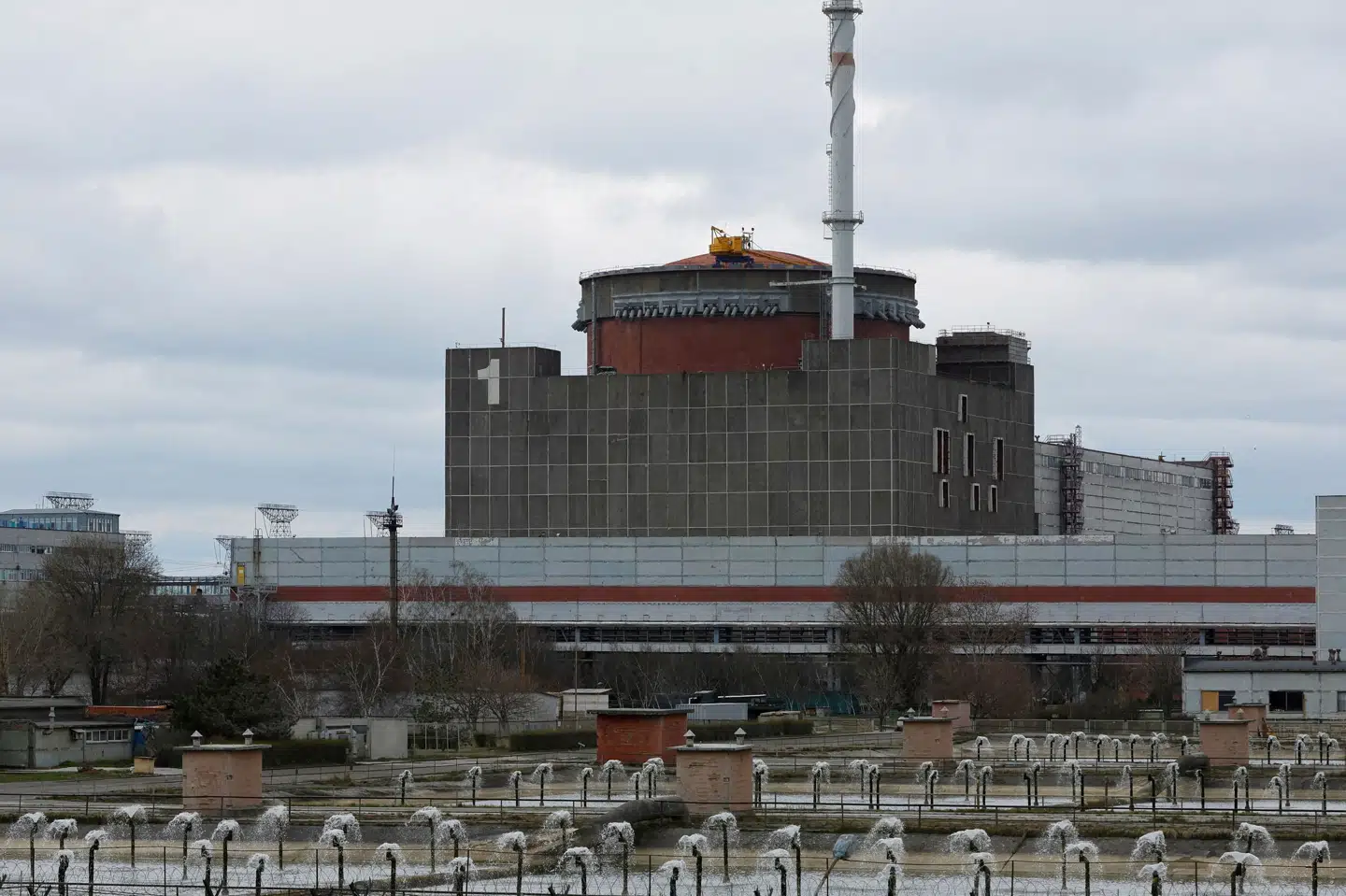 Ifølge Det Internationale Atomenergiagentur (IAEA) får Zaporizjzja-værket i Ukraine stadig vand fra dæmning ramt af eksplosion. (Arkivfoto). Alexander Ermochenko/Reuters