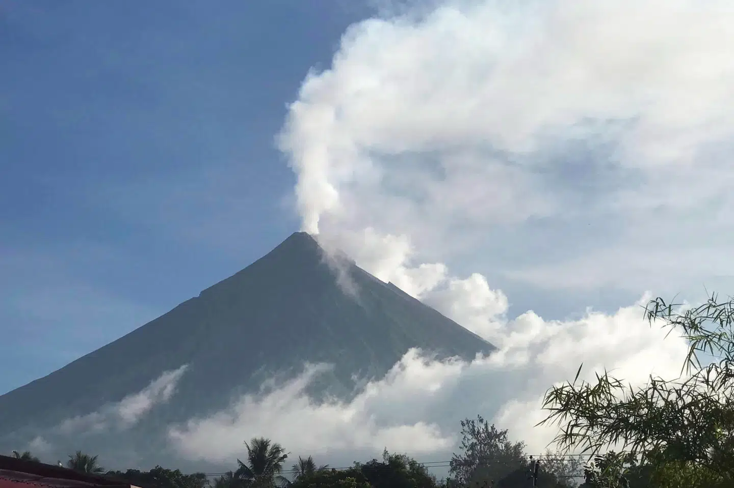 Damp ses stige op fra Mayon-vulkanen torsdag. Vulkanen er den mest aktive i Filippinerne. Handout/Ritzau Scanpix