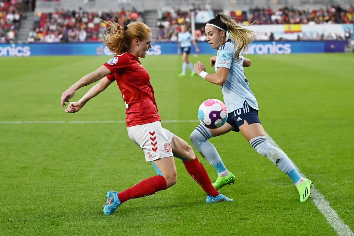 Stine Ballisager Pedersen (tv.) og de danske holdkammerater kan se frem til en VM-slutrunde med historisk mange fans på lægterne. (Arkivfoto). Dylan Martinez/Reuters