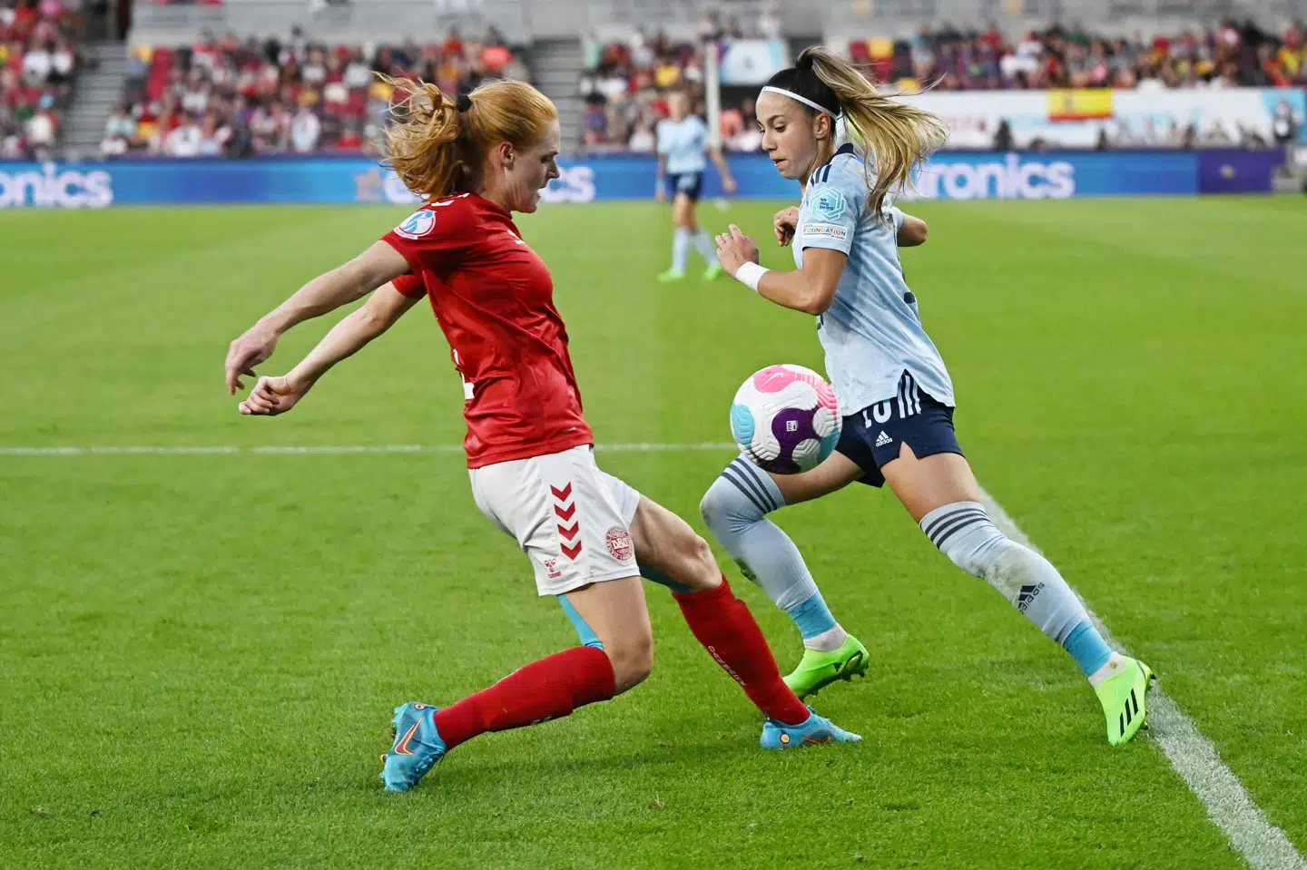 Stine Ballisager Pedersen (tv.) og de danske holdkammerater kan se frem til en VM-slutrunde med historisk mange fans på lægterne. (Arkivfoto). Dylan Martinez/Reuters