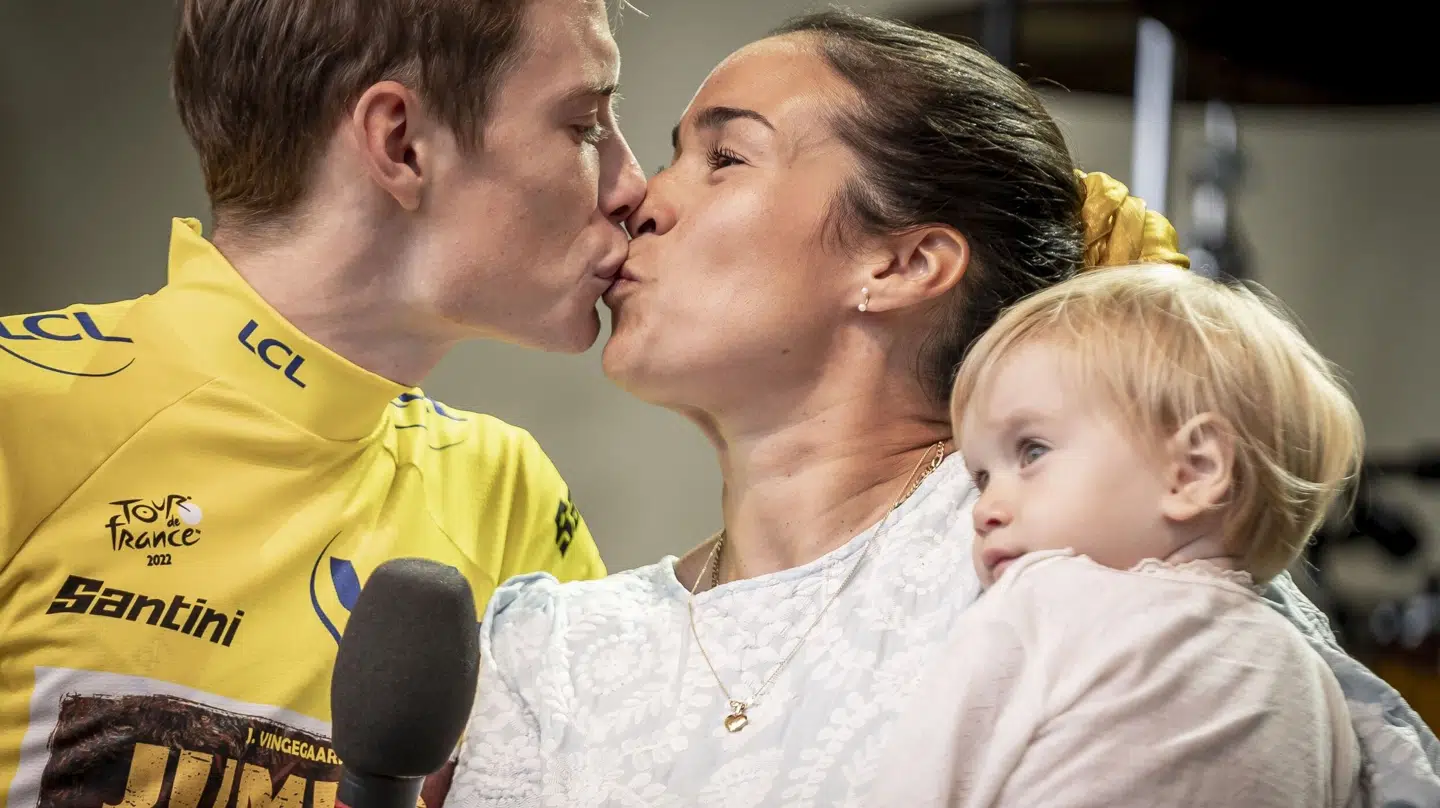 Jonas Vingegaard er blevet gift med kæresten Trine Marie Hansen. Her ses de sammen med deres datter Frida på scenen i Tivoli i København i forbindelse med fejringen af den danske Tour de France-sejr sidste år. (Arkivfoto).