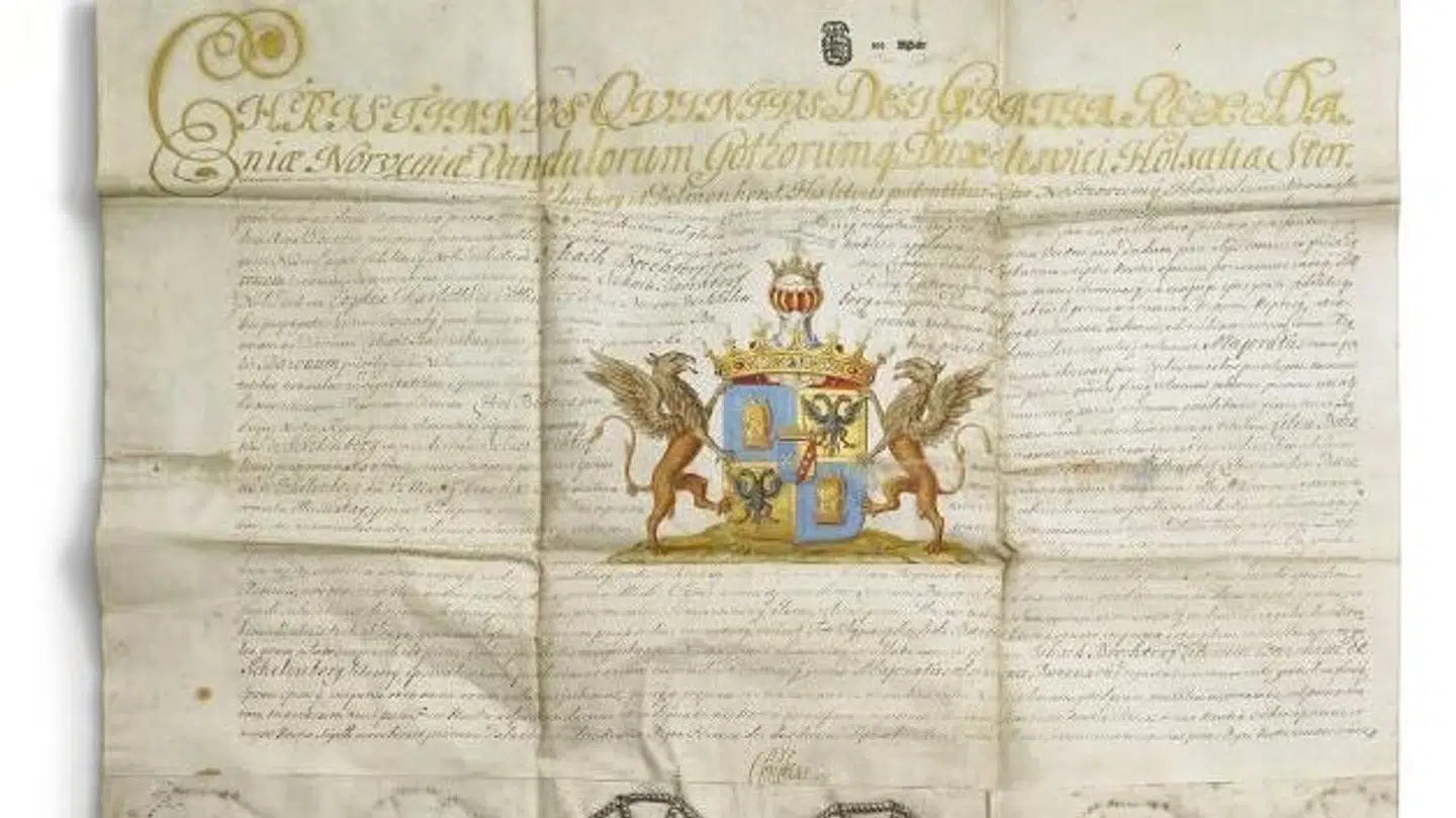 Det er blandt andet dette originale håndskrevne adelspatent, udstedt af den danske konge for baron Schack von Brockdorff til Scheelenborg, der er kommet på auktion. Det er vurderet til mellem 20. og 30.000 kroner.
