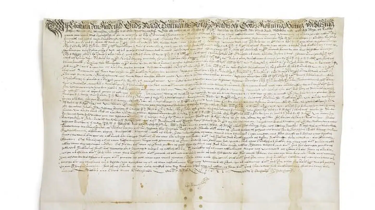 Det er blandt andet dette gamle skøde, der viser, at Christian 4. overdrog noget jord til Jens Juel, der var en fætter til admiral Niels Juels far, Erik Juel til Hundsbæk, som skal sælges. Det er vurderet til mellem 12. og 15.000 kroner.