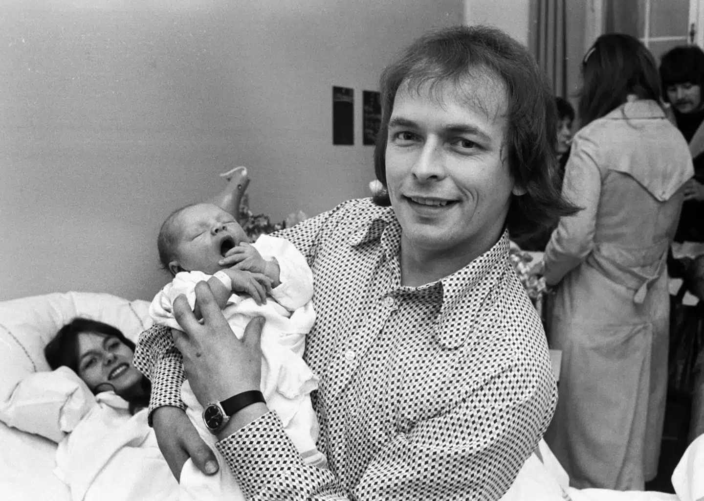 Peter Belli viser stolt sin første søn, Chano, frem.