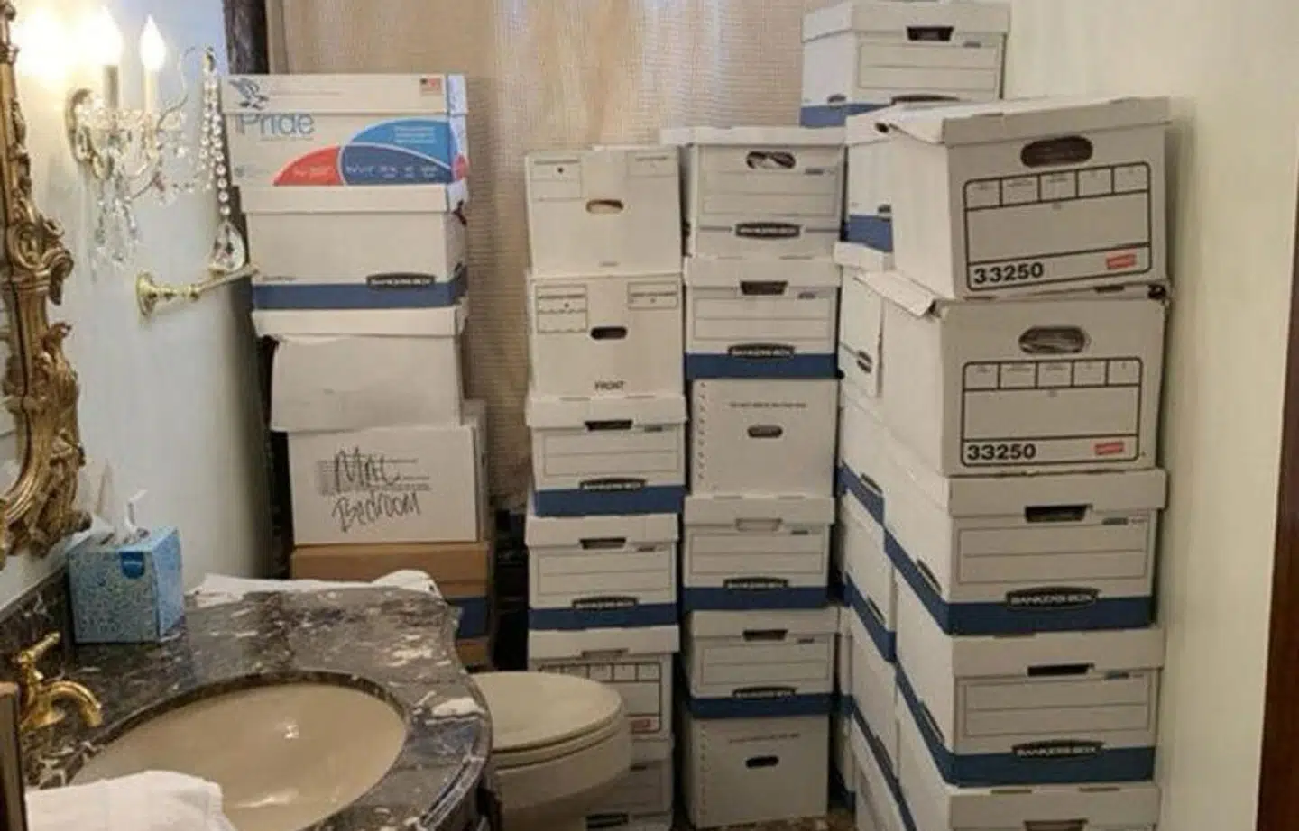 Billeder, som er offentliggjort sammen med anklageskriftet mod Donald Trump, viser blandt andet adskillige kasser med dokumenter på et badeværelse.