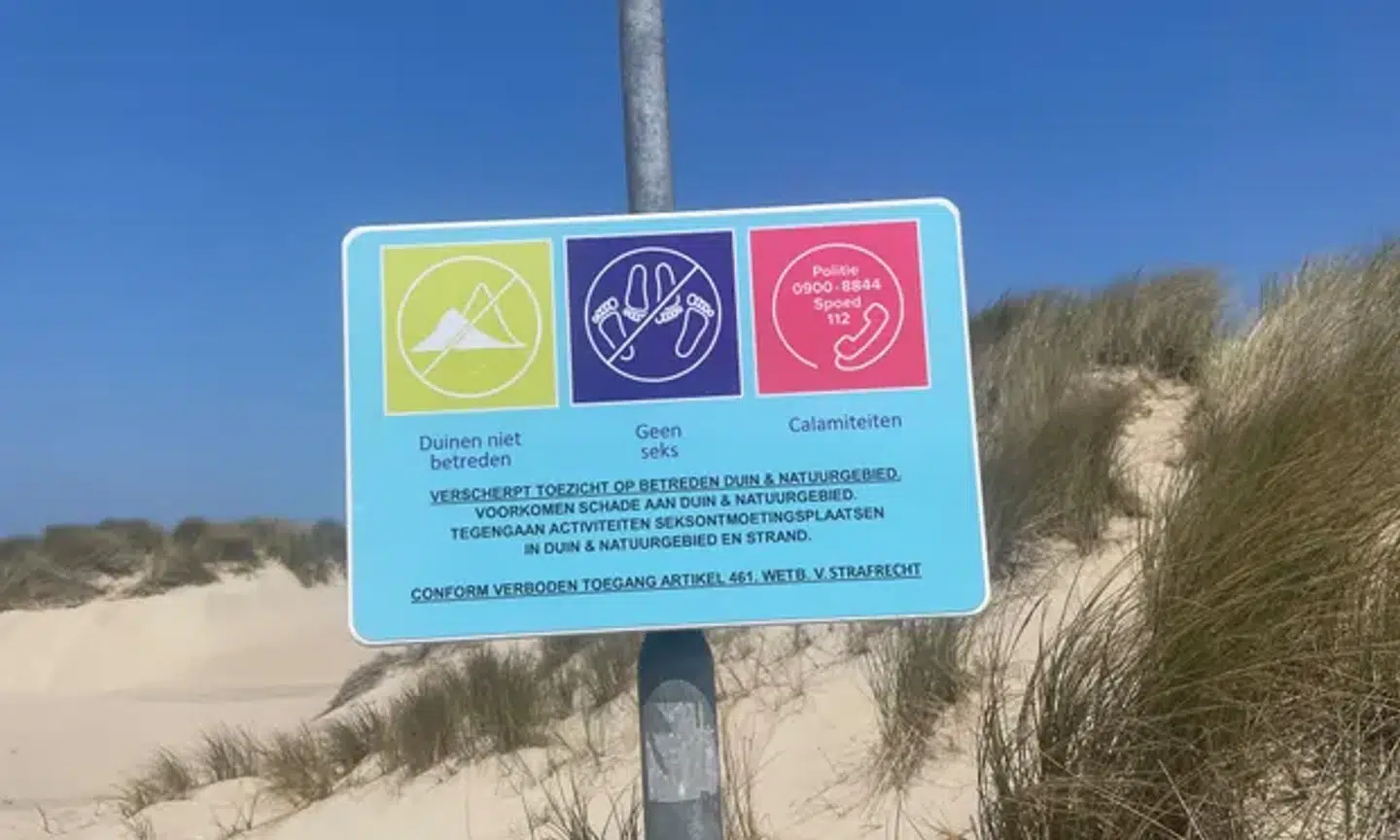 Otte nye skilte opfordrer de nøgne badegæster til at styre deres lyster.