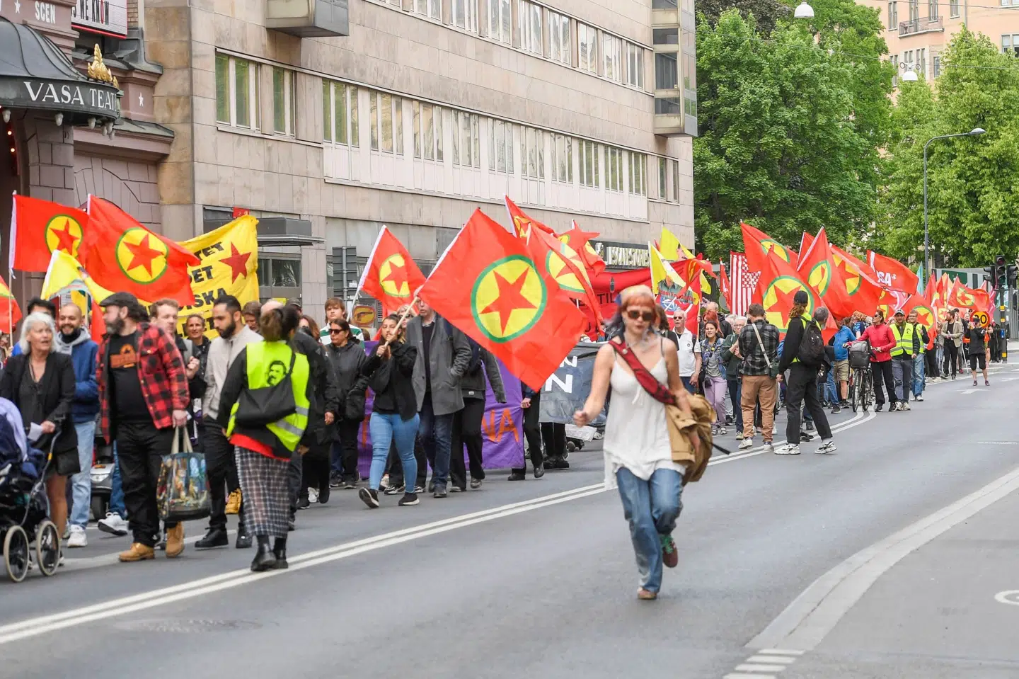 Tyrkiets regering har udtrykt utilfredshed med, at Sverige ifølge regeringen er blevet et hjemsted for PKK-støtter. Tyrkiet har krævet flere navngivne personer udleveret, inden landet vil overveje at sige ja til svensk medlemskab af Nato. Fotoet er fra en demonstration tidligere i juni, hvor netværket Alliance mod Nato gik gennem Stockholm med PKK's flag. Maja Suslin/Ritzau Scanpix