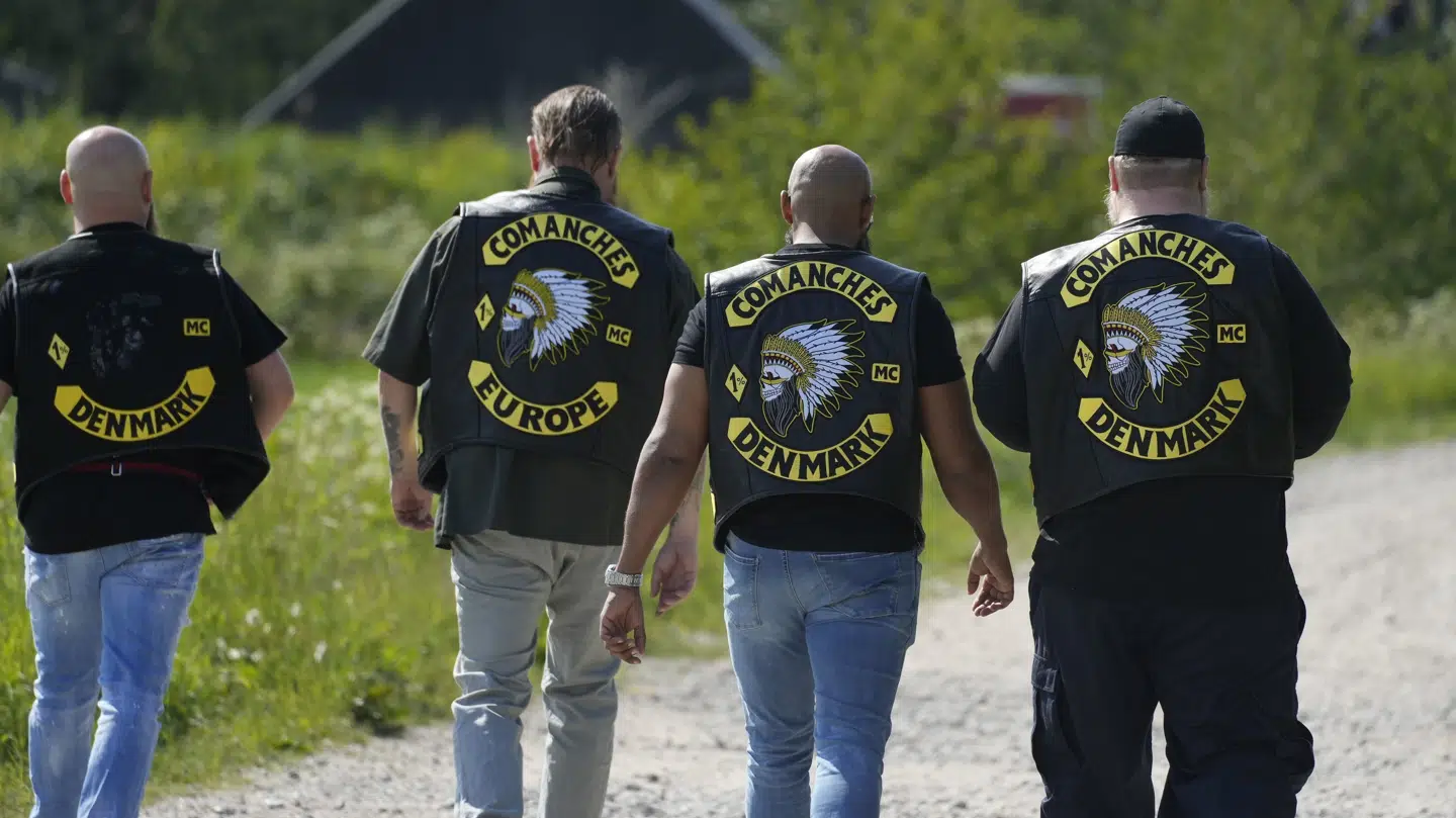 Personer med tilknytning til rockerklubben Comanches MC tørnede sammen med en flok lokale til byfest på Djursland.