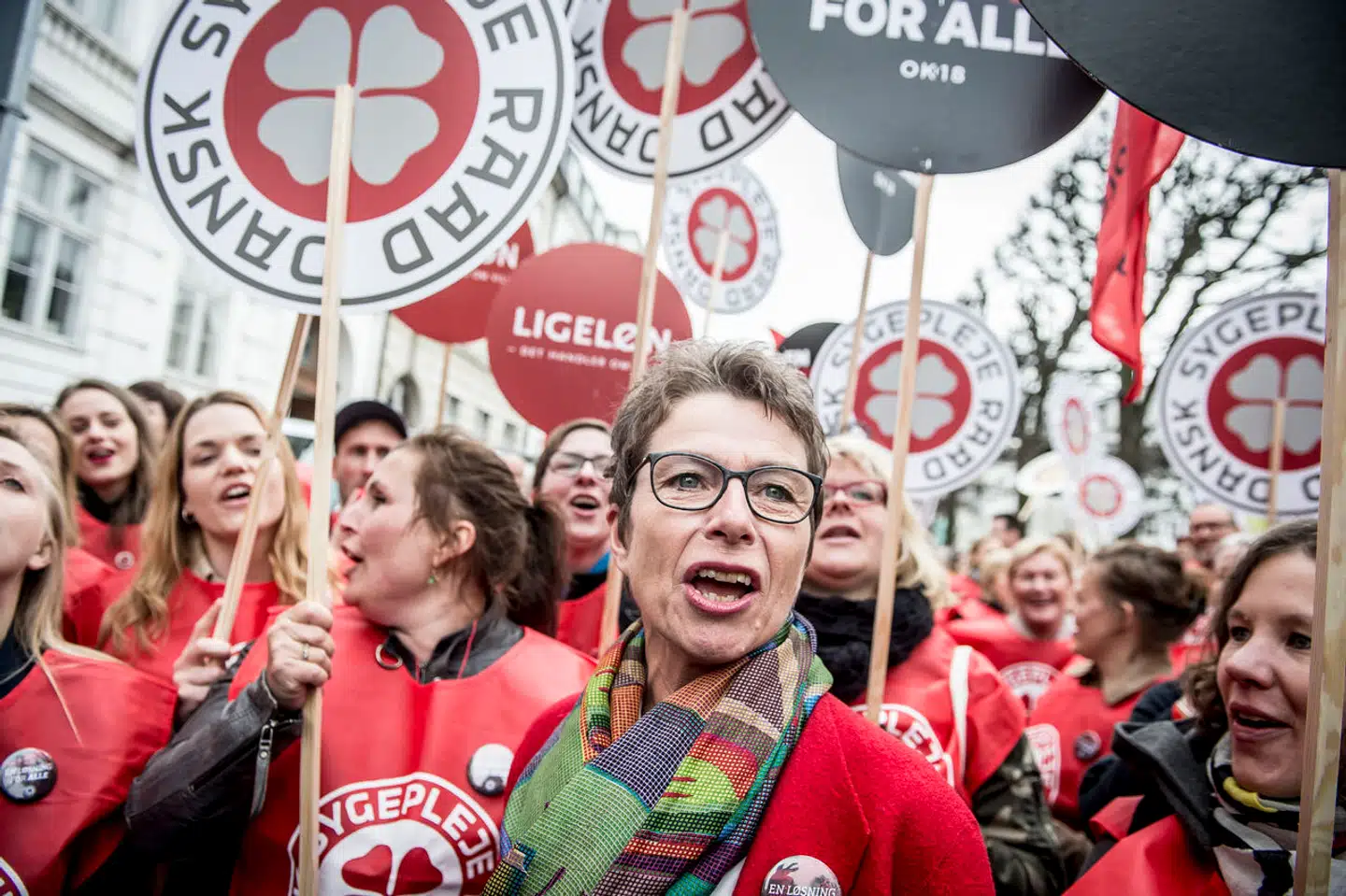 Med formand for Dansk Sygeplejeråd Grete Christensen i spidsen demonstrere sygeplejersker i sommeren 2021 for at få mere i løn. Grete Christensen mener, at det er rimeligt, at hendes medlemmer får hævet deres grundløn med 5.000 kroner. Arkivfoto: Mads Claus Rasmussen/Ritzau Scanpix