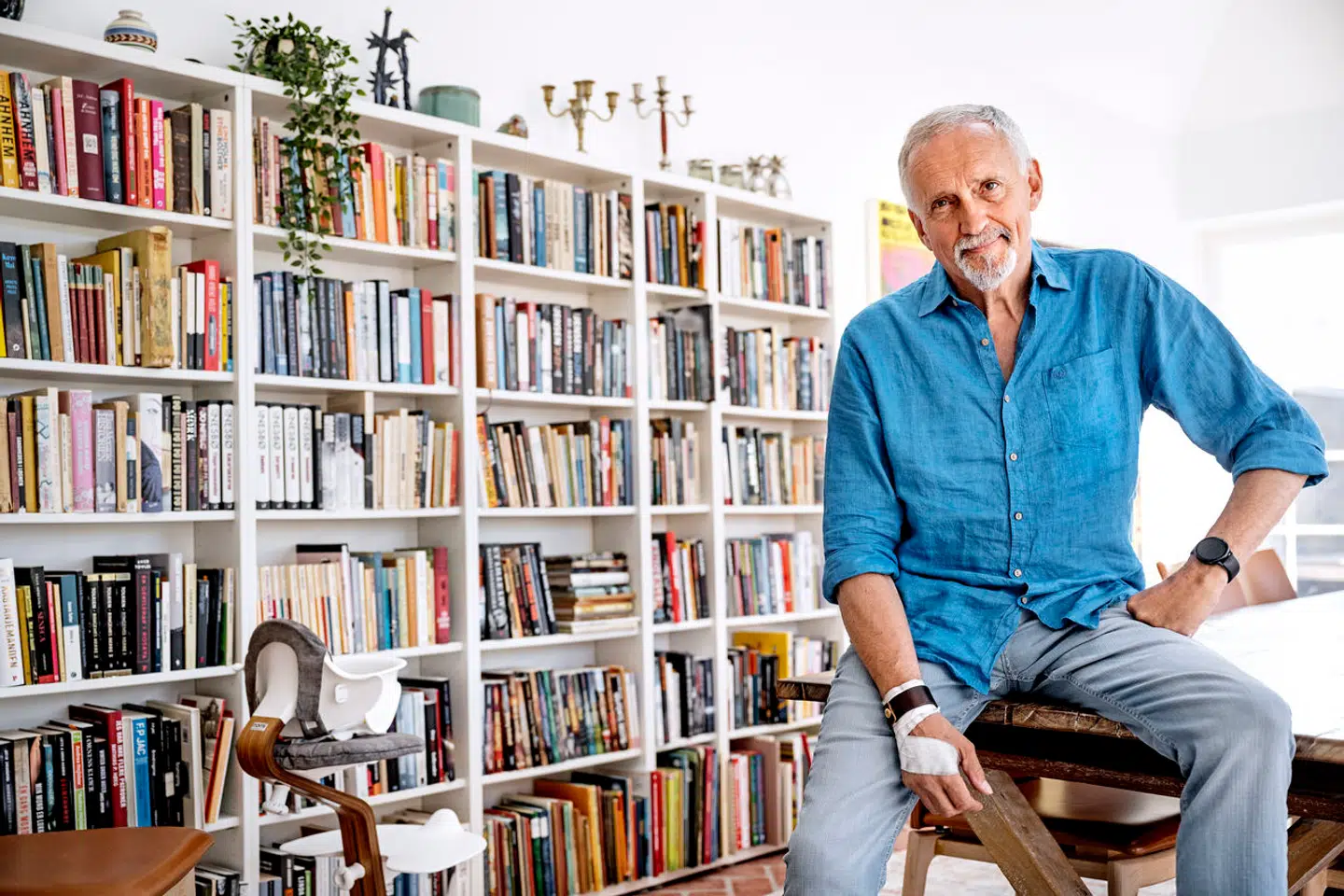 Jussi Adler-Olsen er en dansk storsælgende forfatter, der blandt andet står bag krimiserien 'Afdeling Q'.