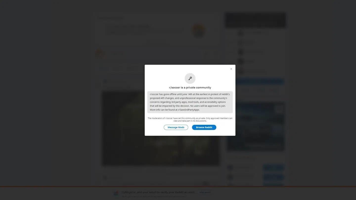 På flere forskellige undersider, såkaldte subreddits, bliver man mødt af en besked som denne. Her er det det store fodboldforum med flere millioner medlemmer, der er ramt.