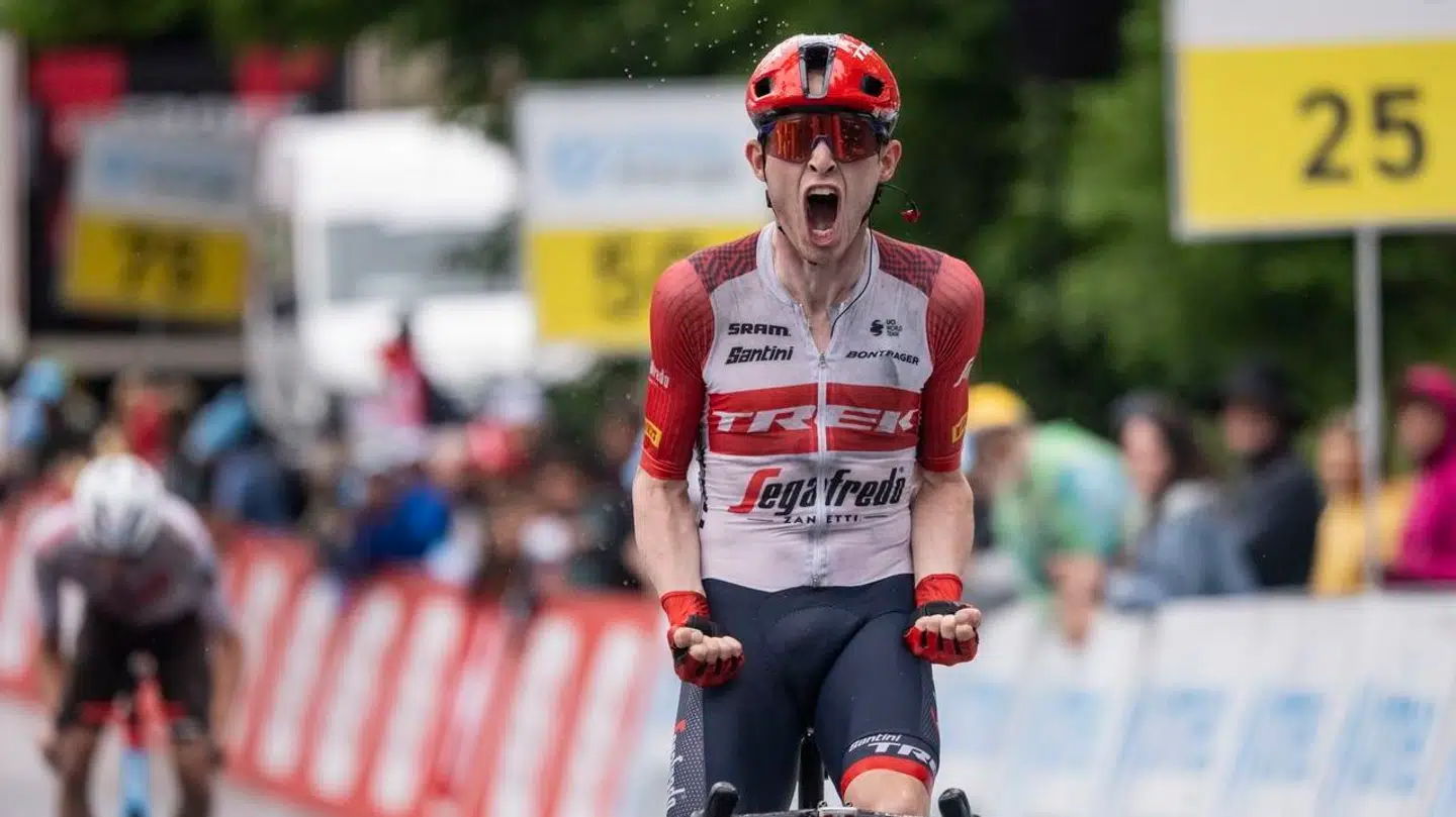 Mattias Skjelmose jubler over sejren.