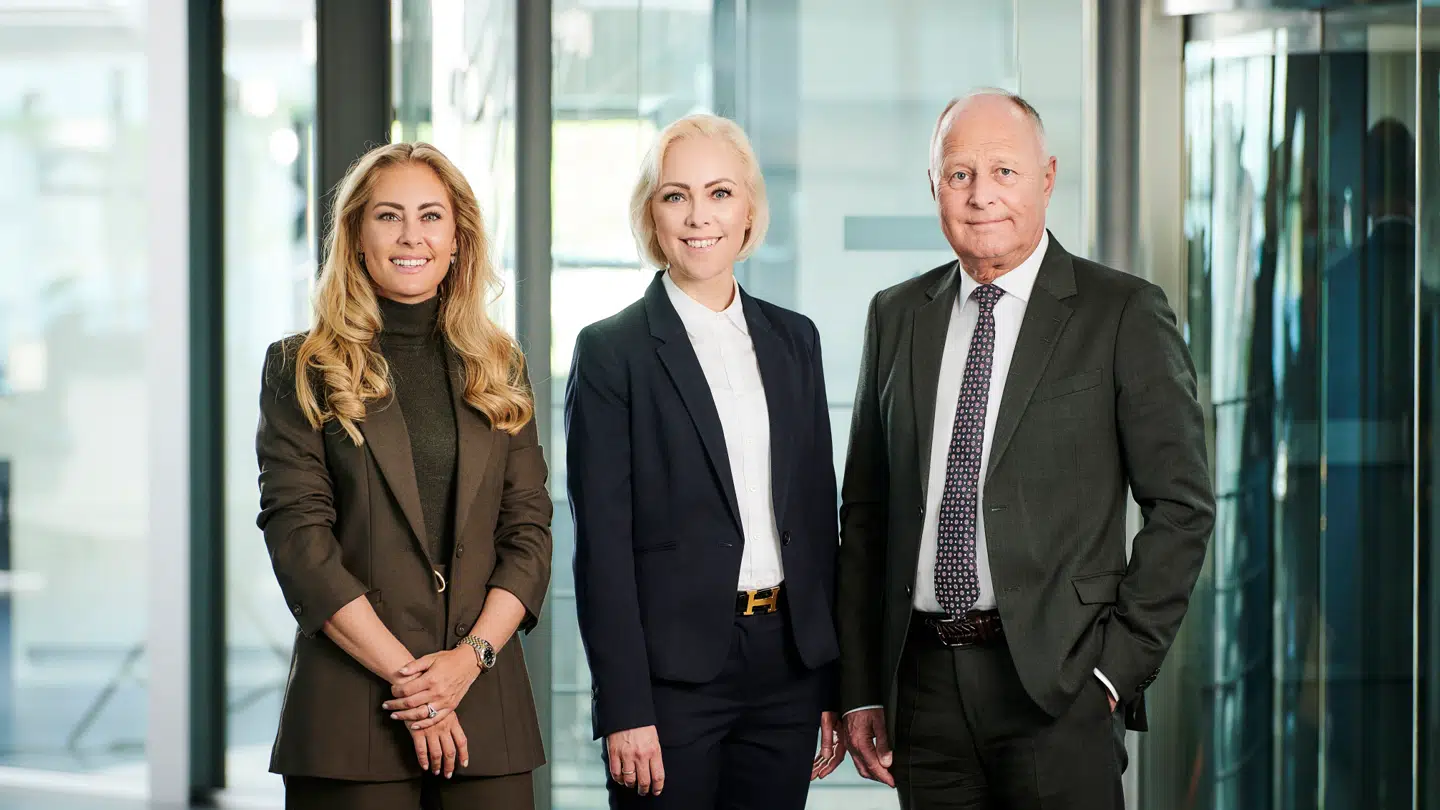 Torben Østergaard-Nielsen med sine to døtre. Fra venstre: Mia Østergaard Rechnitzer, Nina Østergaard Borris, Torben Østergaard-Nielsen.