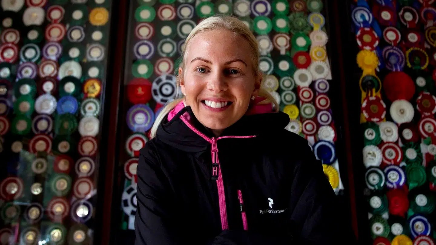 Ridesport. Den 25-årige professionelle springrytter Emilie Martinsen har et mål om at blive international toprytter. Hun har vundet DM og var en af de bærende kræfter på springlandsholdet, så hun er godt på vej. Desuden har hun den økonomiske frihed til at gøre det, da hun er datter af modemillardæren Niels Martinsen. Her er hun med én af sine topheste, hingsten Al Cantino.