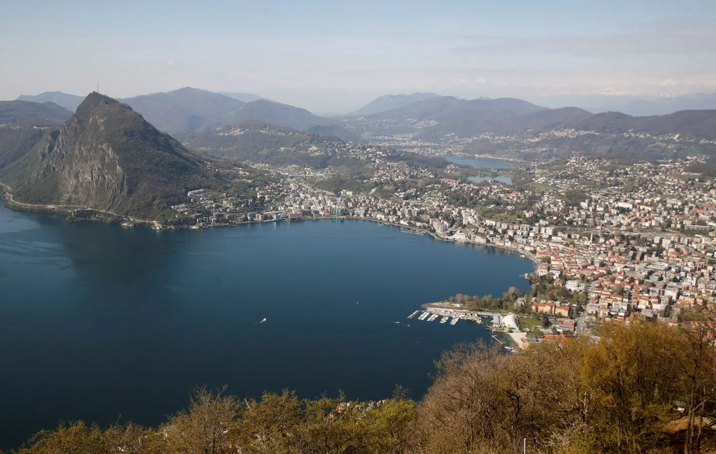 Den mystiske milliardær bor i byen Paradiso i Schweiz i et historisk slot med udsigt over Lugano-søen her. Arnd Wiegmann/Reuters/Ritzau Scanpix