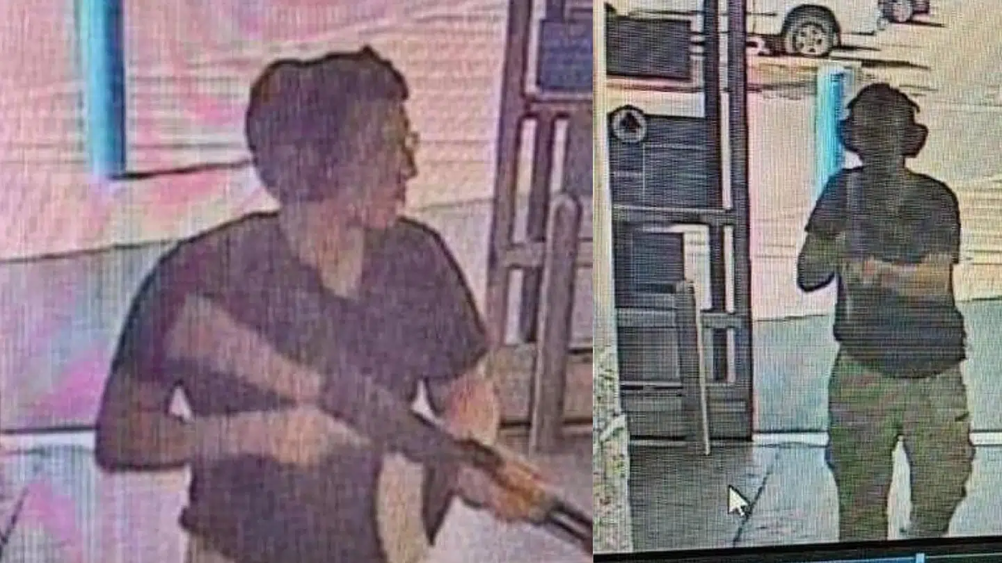 Overvågningskameraer fangede en mand med et våben på vej ind i Walmart-butikscenteret i byen El Paso.