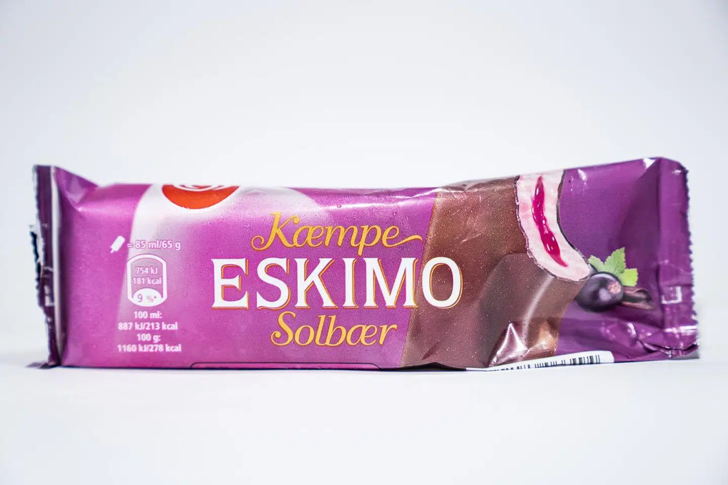 »Vi husker alle nedlæggelsen af 'Kæmpe Eskimoen', som blev så voldsom en omgang, at det kan føles retraumatiserende og kontroversielt at række ud efter en sådan is i en køleboks. Selv her tre år efter,« skriver Aminata Amanda Corr.