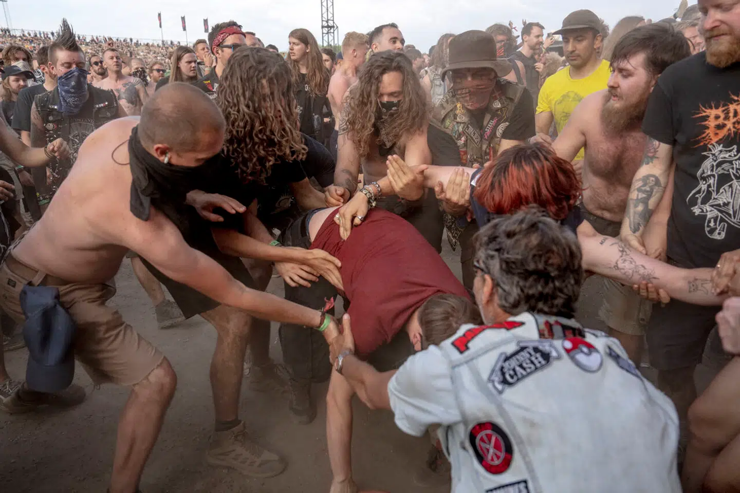 Når folk falder i en moshpit under Copenhell, bliver man straks hjulpet op igen.