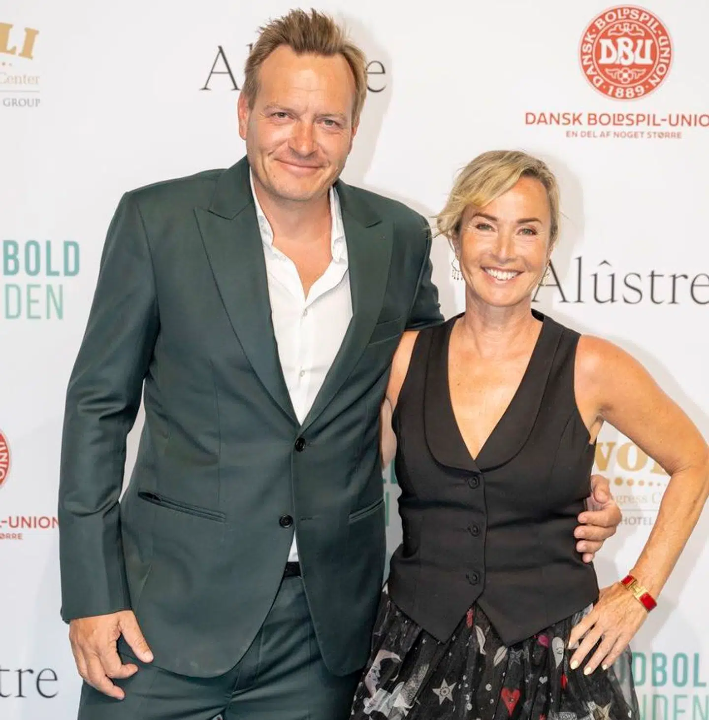 Fodboldfondens velgørenhedsgalla på Tivoli Hotel her er det: Aftenens værter: Rasmus Tantholdt og Natasja Crone