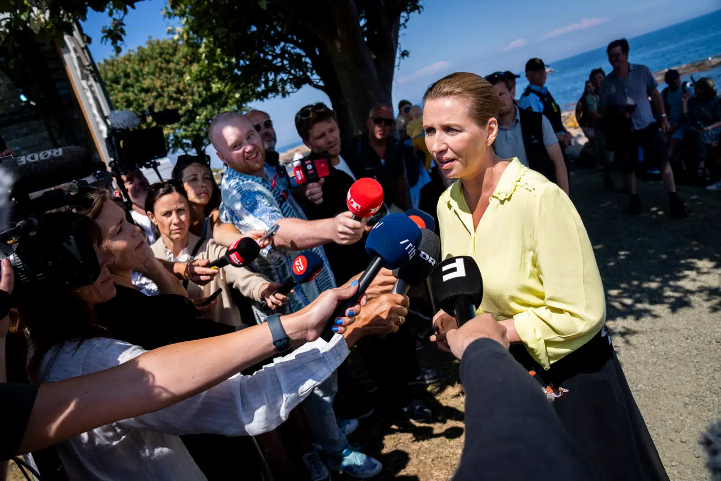 B.T. delte fredag aften et bemærkelsesværdigt videoklip med statsministeren. Billedet er fra tidligere samme dag, hvor Mette Frederiksen svarede på spørgsmål fra en flok journalister efter sin tale på Folkemødet.