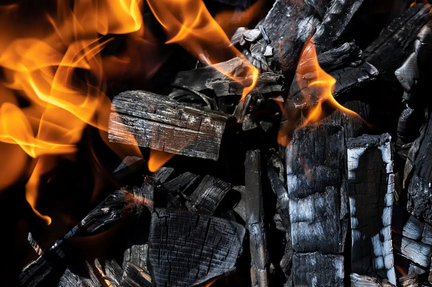 En tre-årig tysk pige er endt i koma efter en frygtelig grill-ulykke.