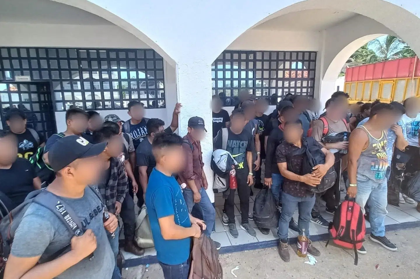 129 migranter blev fredag reddet af de mexicanske myndigheder, efter at de blev fundet bag i en lastbil.