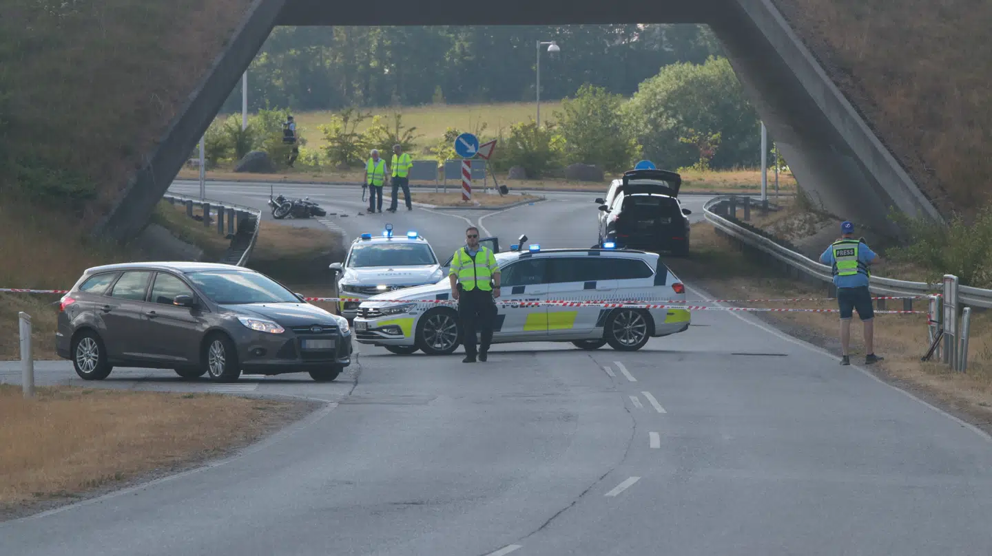 Der er også tilkaldt en lægehelikopter til stedet. De to personer er hastet til hospitalet.