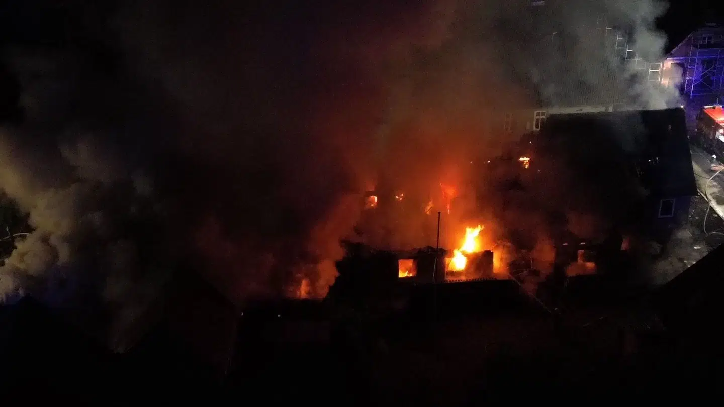 En brand i en brændestabel eskalerede.