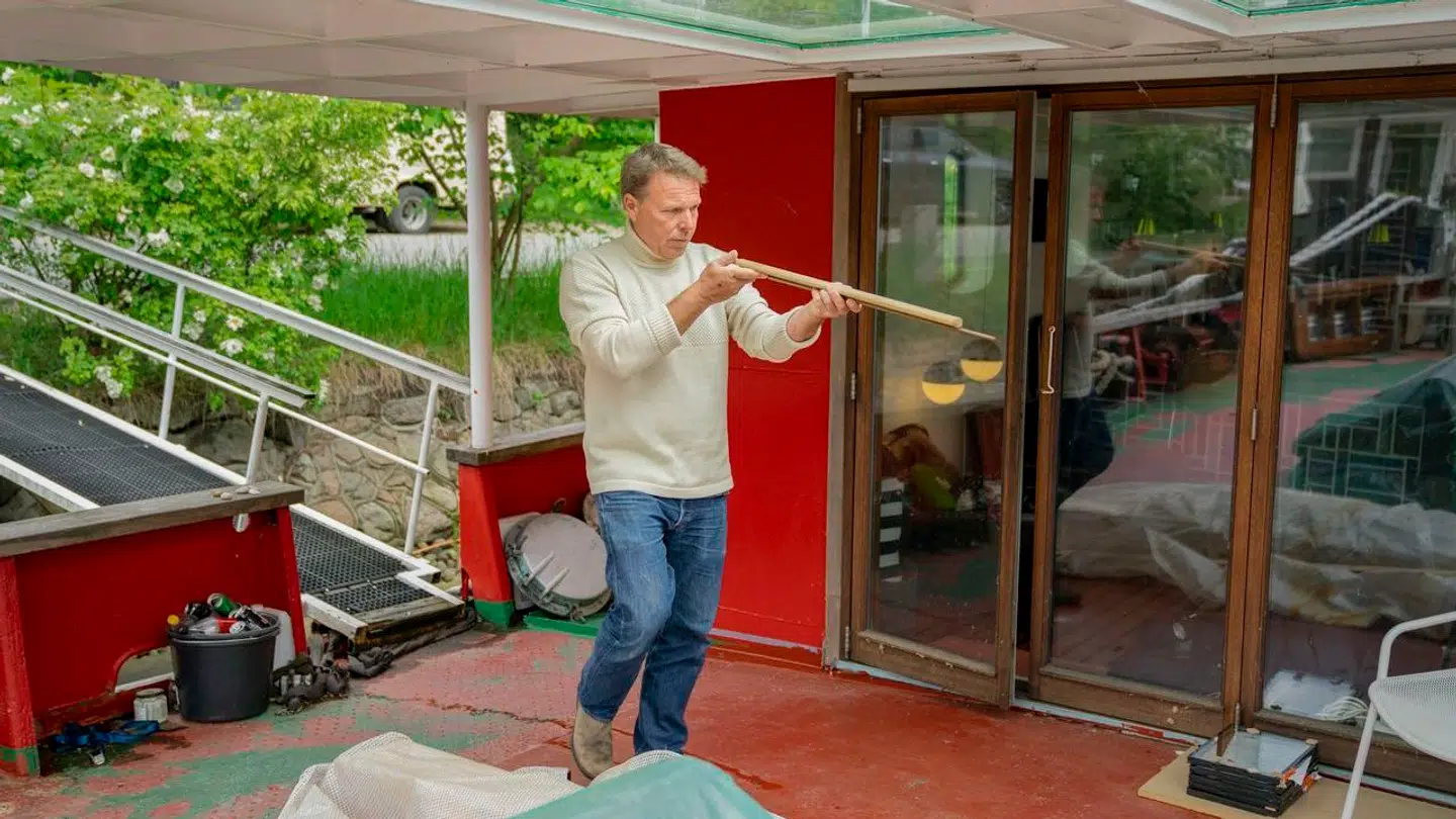 Mikkel Beha på husbåden Atlas, som han har haft med sin kone siden 2011.