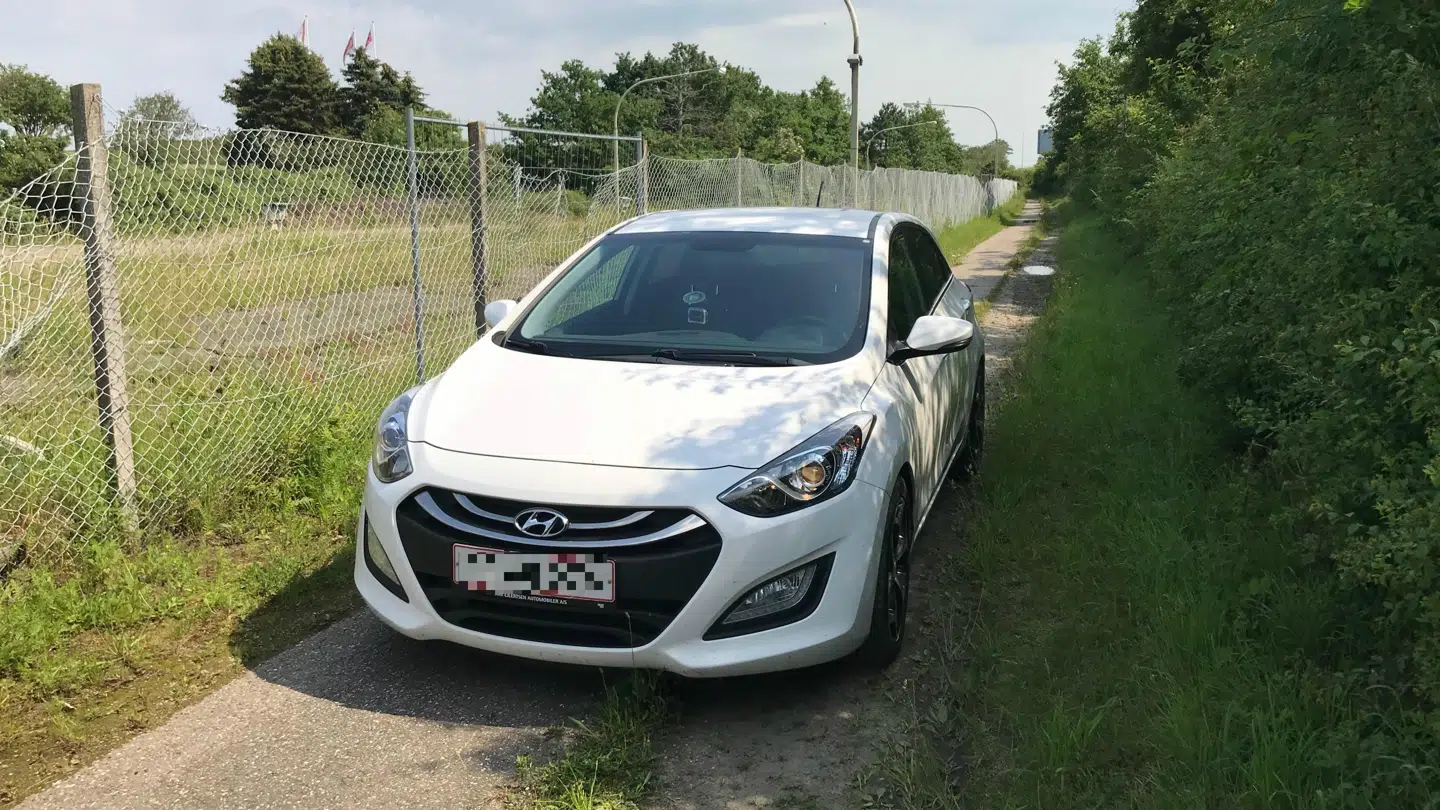 Politiet har oplyst, at den efterlyste bil, der bliver set på overvågningen, formentlig er en hvid eller lys Hyundai i30 model 2011-2016. På billedet ses den hvide Hyundai i30 fra 2013, som vi har lejet af Kim Ejlertsen Automobiler til formålet.