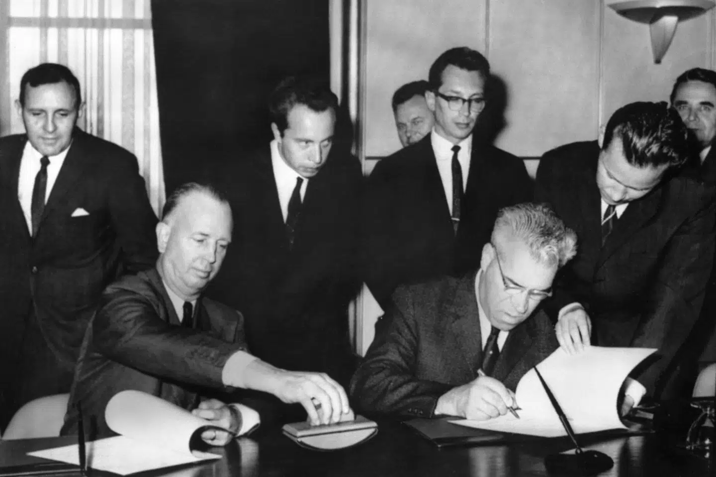 USA's repræsentant N. Stelle (til venstre i billedet) og hans russiske modstykke M. Tsarapkin underskriver en aftale om at etablere en direkte forbindelse mellem den amerikanske forbundshovedstad, Washington D.C., og den russiske hovedstad, Moskva. (Arkivfoto).