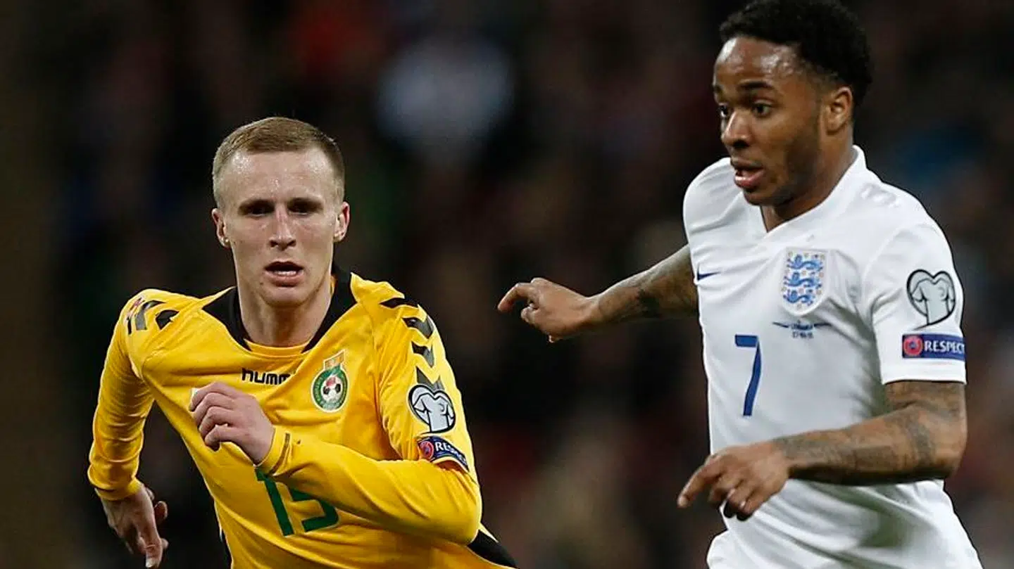 Karolis Chvedukas jagter Raheem Sterling i en landskamp i 2015.