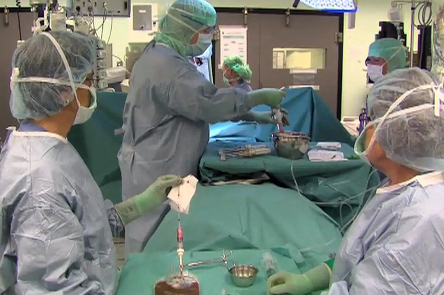 Paolo Macchiarini udførte i 2011, hvad der blev kaldt for verdens første transplantation af et kunstigt luftrør. (Arkivfoto fra operationen). Str/Ritzau Scanpix
