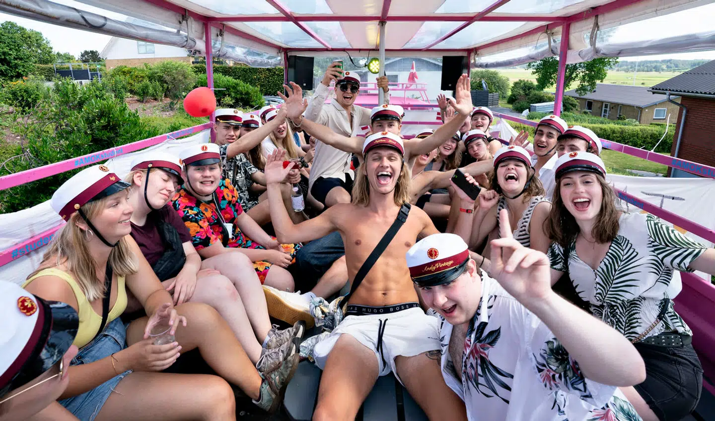 Her er studenter fra 3E Viborg Katedralskole, der ligesom mange andre lige nu er ude og fejre deres eksamen med studenterkørsel. Billedet her er dog fra 2020.