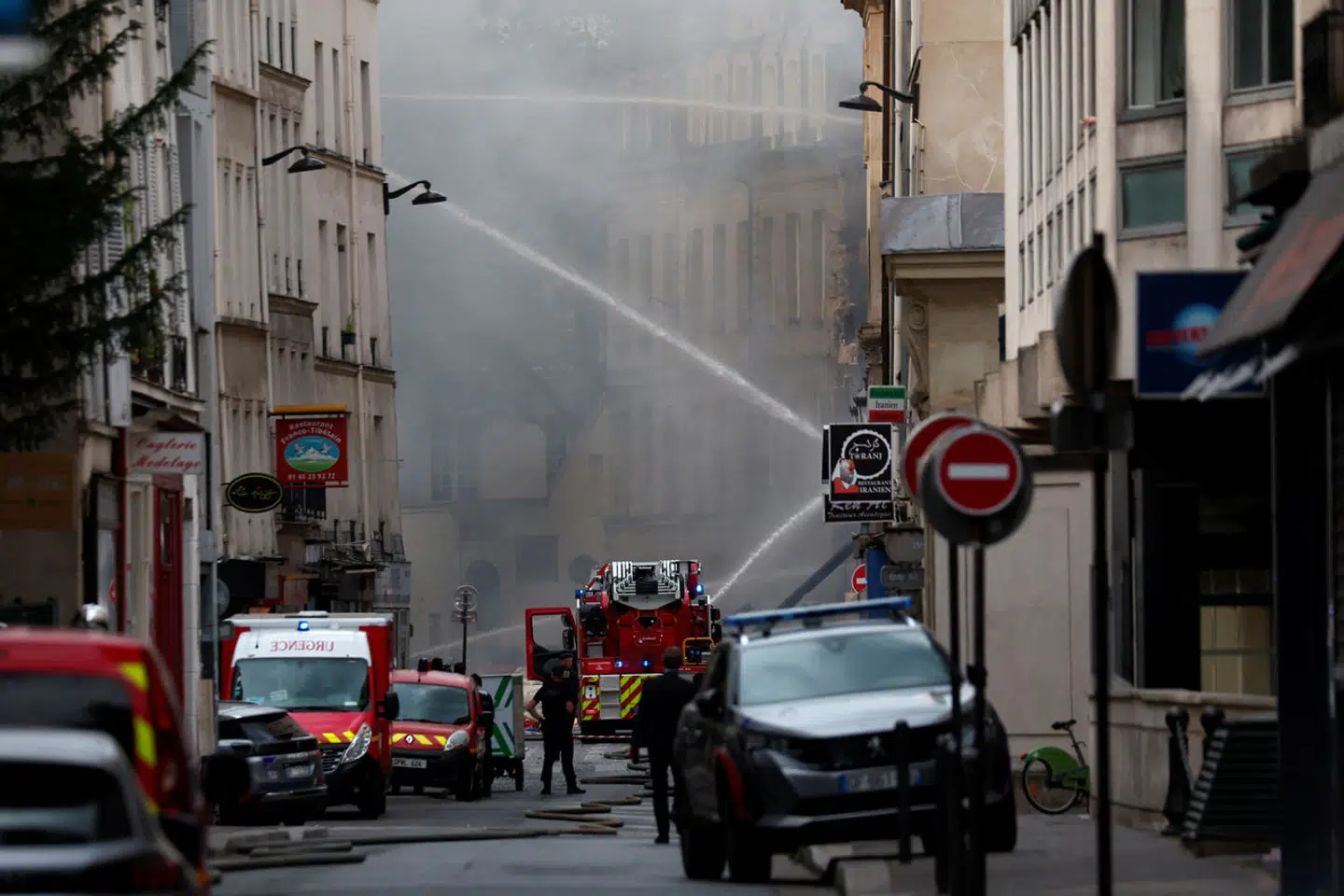 Brandmænd arbejder på stedet efter en gaseksplosion i Paris onsdag eftermiddag.