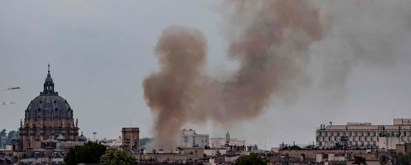 Røgen stiger fra den brand, som øjensynligt er et resultat af eksplosionen tidligere onsdag eftermiddag.
