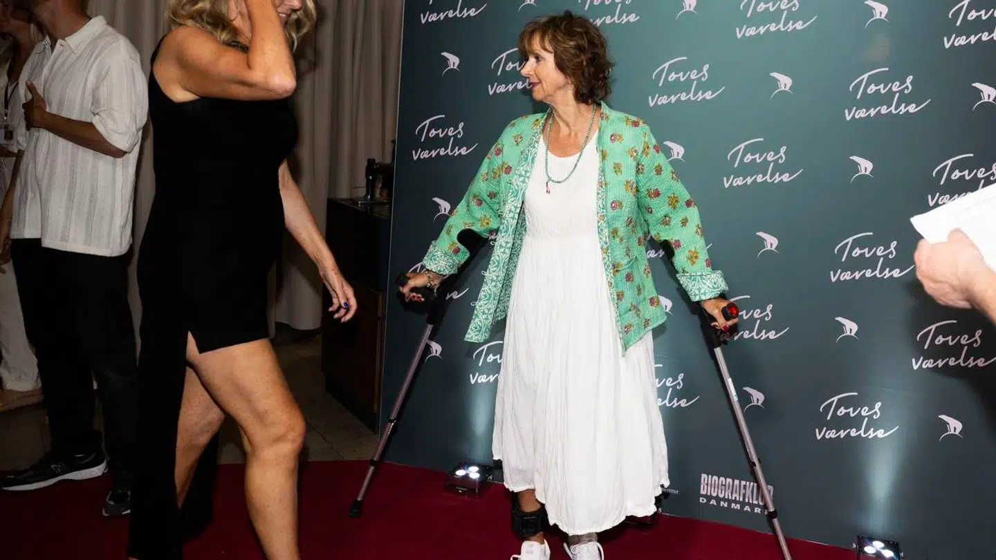 Sonja Oppenhagen var på krykker til premieren på grund af en flækket knæskal.