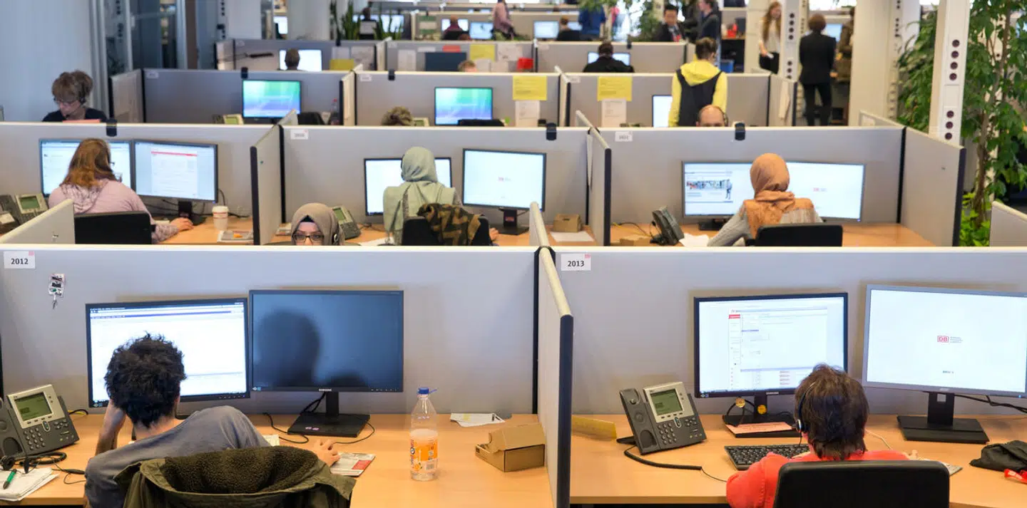 Ansatte på callcentre, som her i Berlin, må ikke blot leve med et benhårdt arbejdspres men også fornærmelser og trusler fra de ofte rasende forbrugere, som ringer ind.