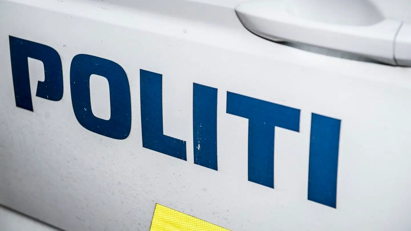 Politiet efterlyser vidner, der ved noget om den mand, der torsdag eftermiddag blottede sig for to skolepiger i Nordjylland. (Arkivfoto)
