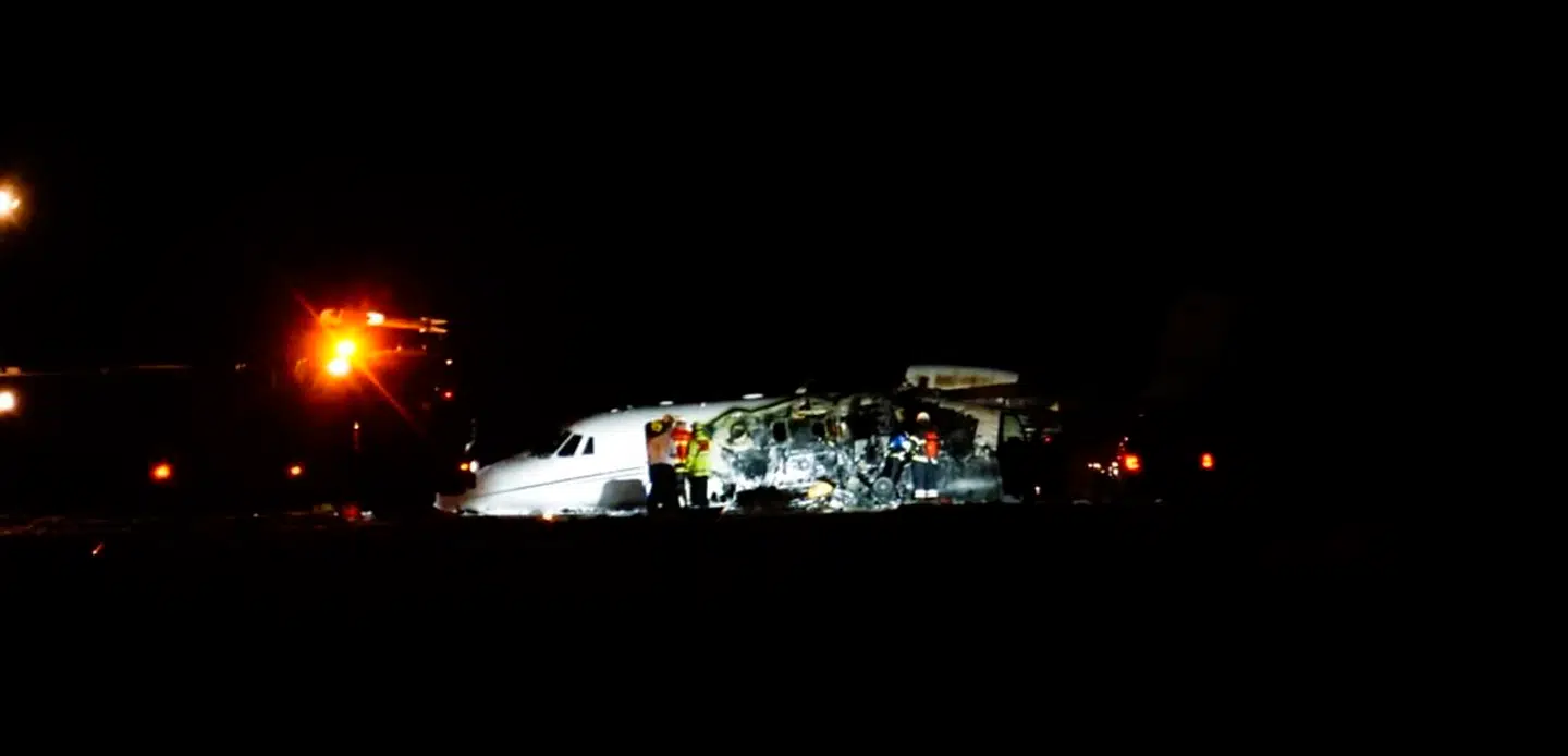 Privatfly forulykker under landing i Aarhus Lufthavn, Tirstrup, tirsdag den 6. august 2019. Et privatfly med ti personer om bord er natten til tirsdag forulykket i Aarhus Lufthavn i forbindelse med en landing.