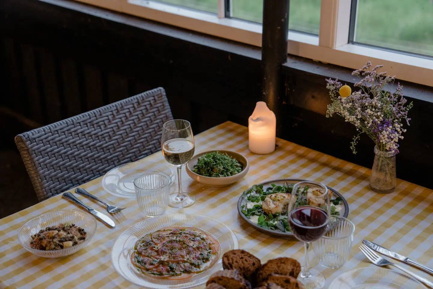 Mad: Tomatcarpaccio, kartoffel med pesto, hjerteslat med revet hjerte, Havtaske. Vin: Cuvée Marguerite, Matassa. 2) Beaujolais, Terroir de Bellevue, Domaine de St. Cyr. 3) 2021 Langhe nebbiolo, Fenocchio