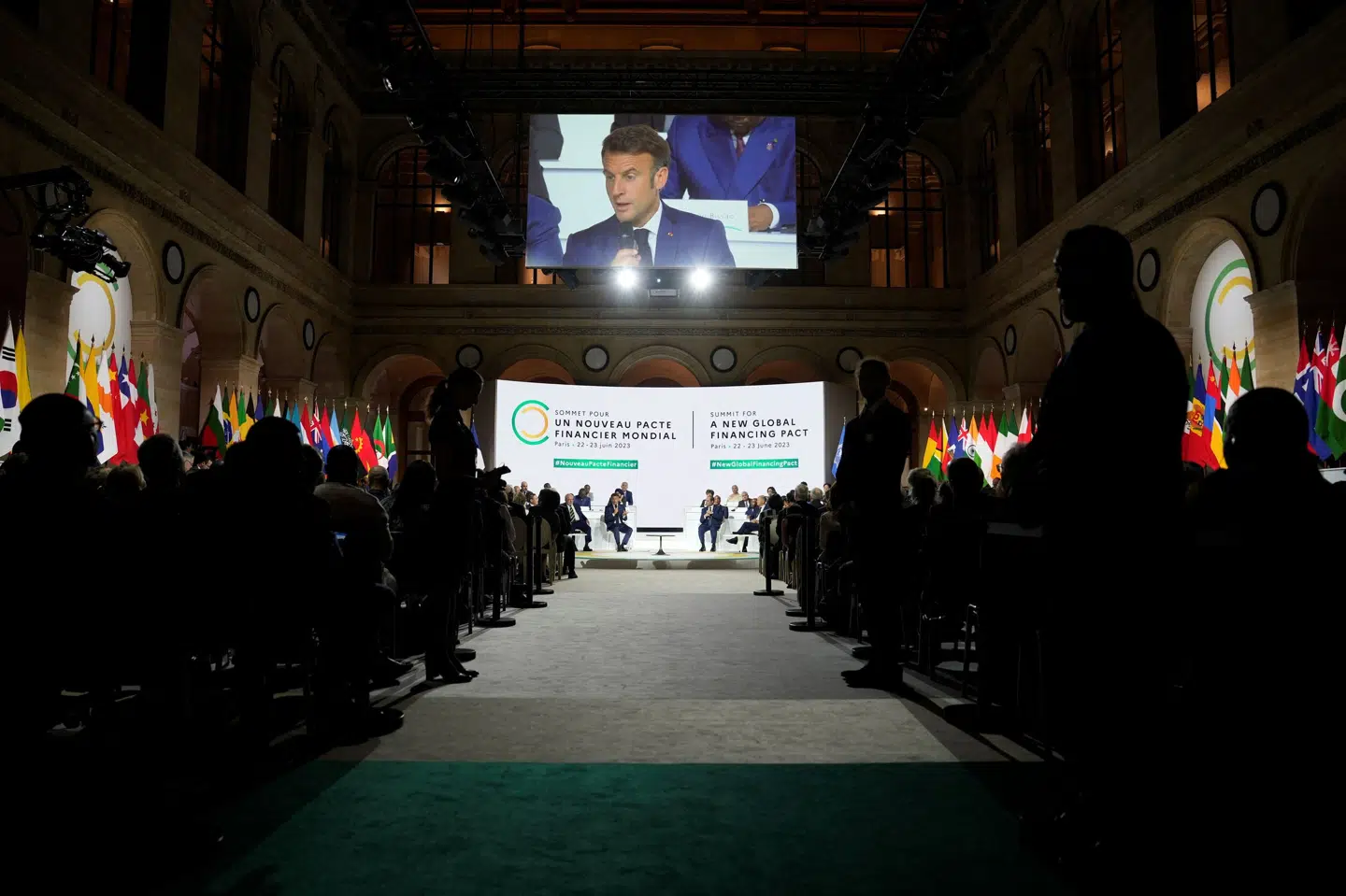 Frankrigs præsident, Emmanuel Macron, siger på et stort finansmøde i Paris, hvor over 100 lande deltager, at der er fuldstændig konsensus om, at de globale finansielle institutioner skal reformeres. Samtidig oplyser Macron, at en længe ventet aftale om, at de rige lande skal bidrage med 100 milliarder dollar (685 milliarder kroner) til en klimaplan for udviklingslandene nu er faldet på plads. Pool/Reuters