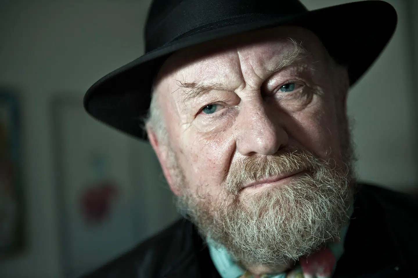 Den nu afdøde Muhammed-tegner Kurt Westergaards værker er blevet omdrejningspunkt for en pengestrid mellem Dansk Folkeparti og galleriejer Erik Guldager, som sælger værkerne.
