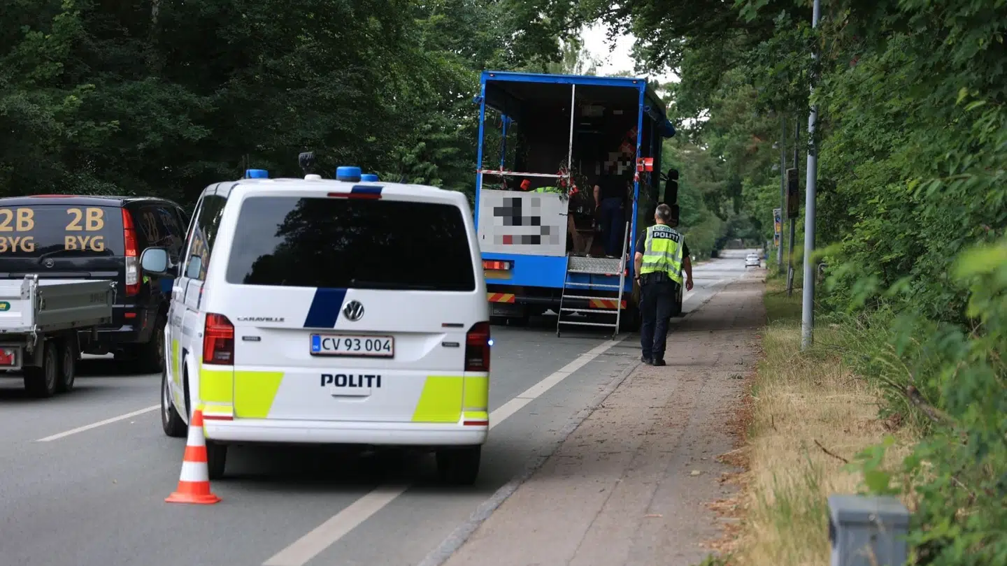 En student meldes i kritisk tilstand efter et fald fra en studentervogn. Uheldet skete på Nordre Strandvej i Hornbæk.