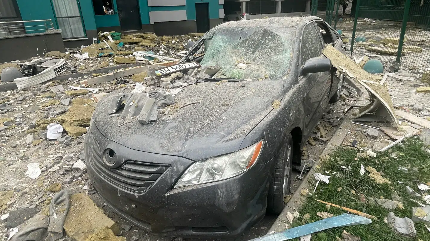 Flere biler omkring bygningen er blevet smadret, fortæller Mikael Thiesen.