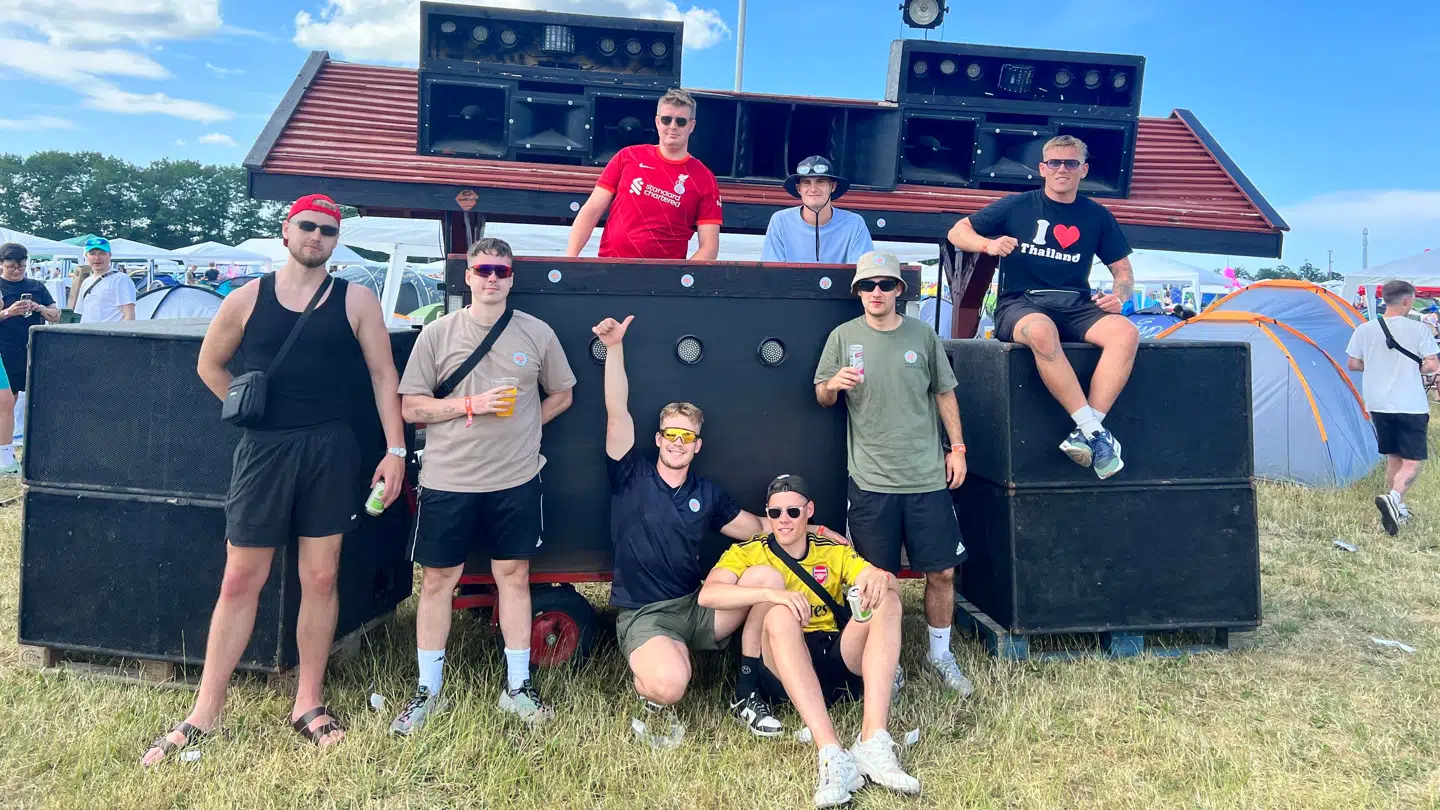 Camp Kaos foran deres midlertidige hjem på årets Roskilde Festival.