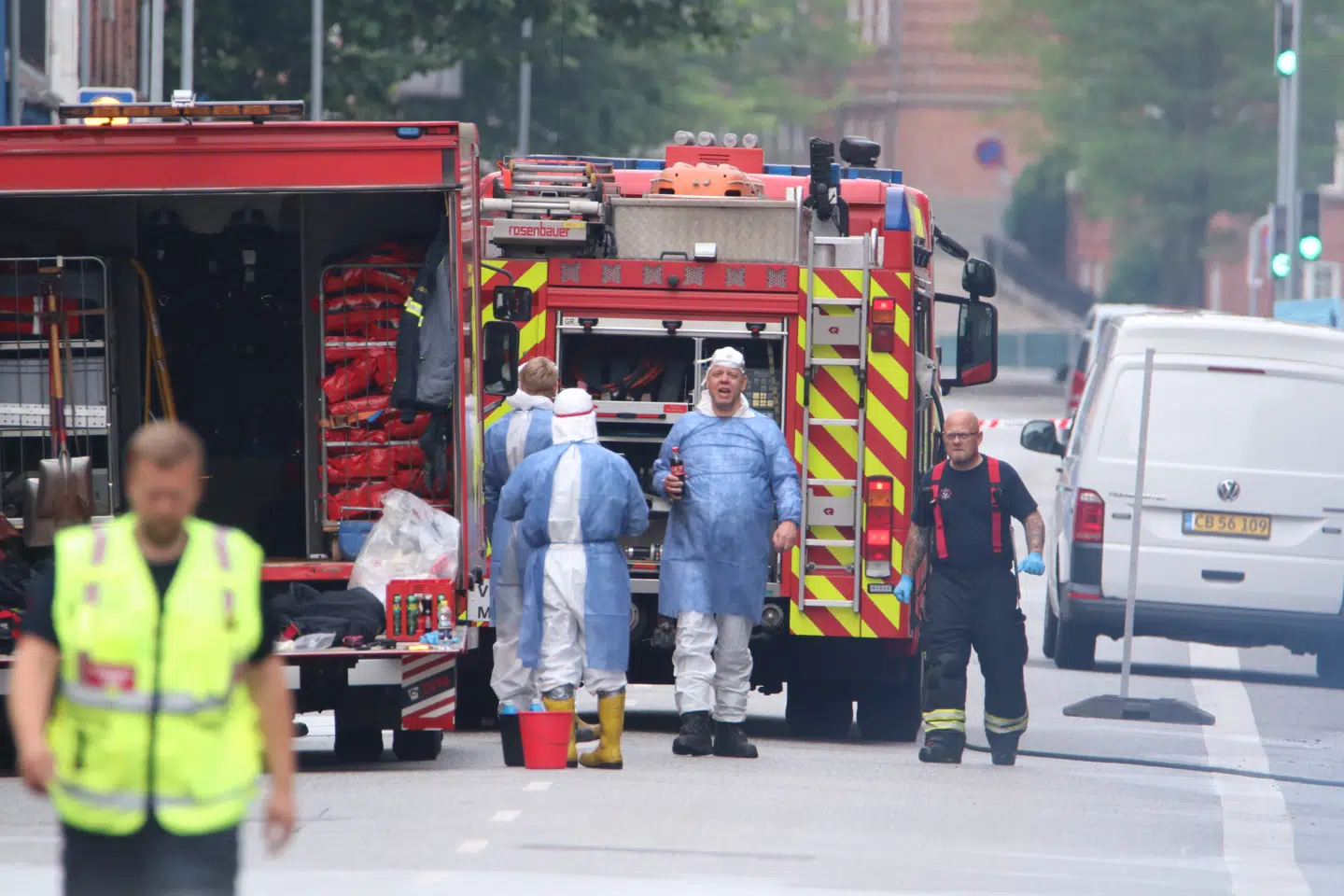 Politi og brandfolk på stedet i Vedelsgade i Vejle søndag morgen.